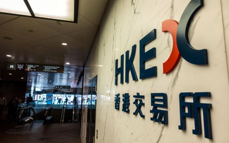 亚洲顶级金融中心大战：银行家坚守香港 富人涌向新加坡