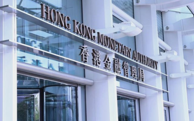 亚洲顶级金融中心大战：银行家坚守香港 富人涌向新加坡