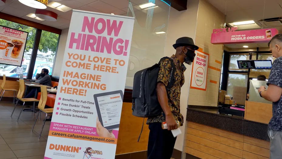 美国普查局：近期高收入者申领失业金人数猛增