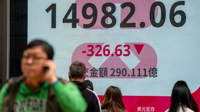香港财政赤字连续第二年超千亿，全面降印花税救楼市