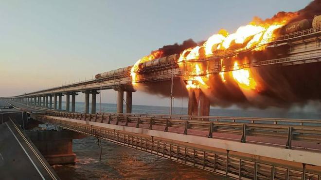 图：克里米亚大桥被炸瞬间 来源：塔斯社