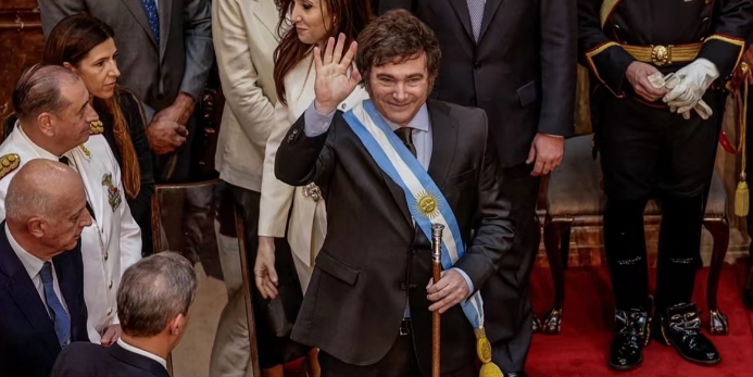 图：米莱（中间）就任阿根廷总统典礼上 来源：Bloomberg