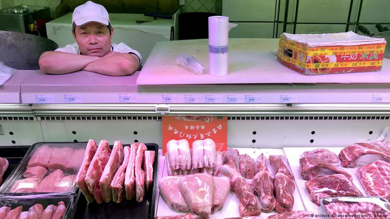 中国春节前猪肉卖不动 是供过于求或吃不起？