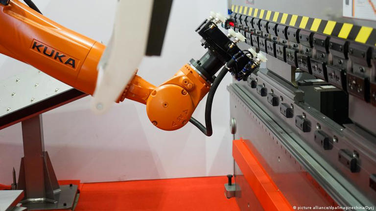 图：美的集团对德国机器人制造商库卡的收购案当时引发了巨大争议 来源：DW