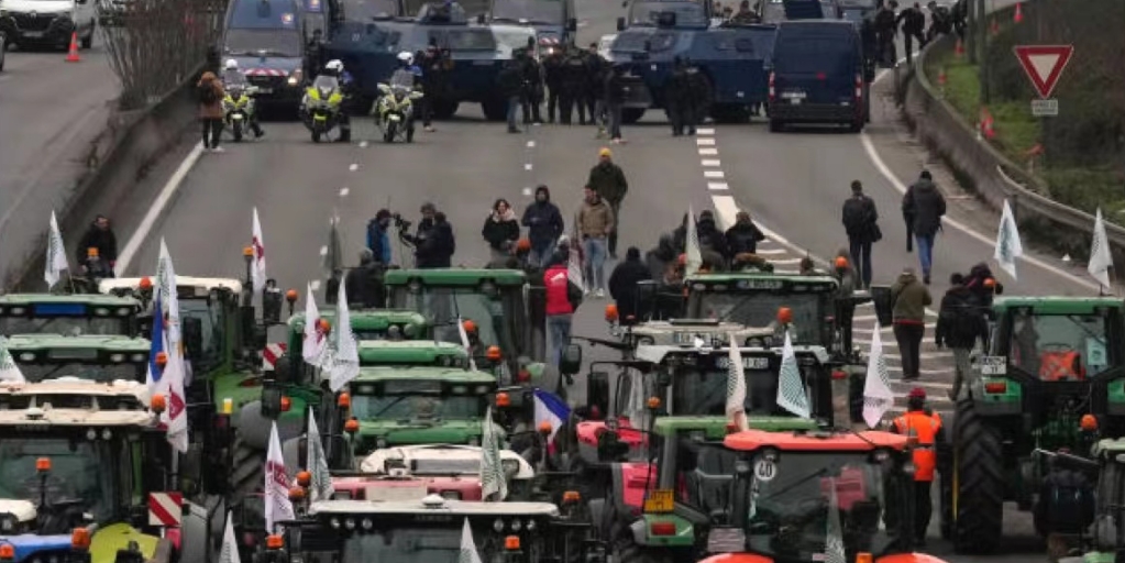 欧洲农民抗议活动此起彼伏 拖拉机开到欧盟领导人峰会附近