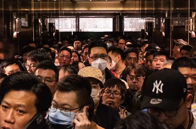 图：香港恒基兆业地产新楼盘开售现场挤爆人群 来源：南华早报