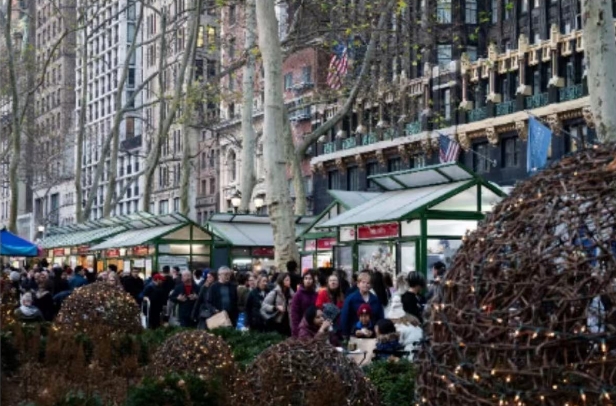 图：纽约的圣诞季购物场景，狂欢不会在新一年结束。摄影来源：Bloomberg