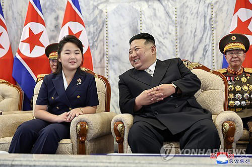 资料图片：据朝中社2023年9月9日报道，朝鲜国务委员会委员长金正恩（右）携女金主爱（音）出席朝鲜建政75周年（九九节）纪念阅兵式。 韩联社